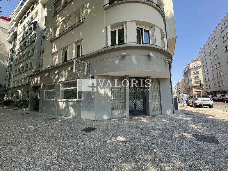Office in Lyon for lease - Building Photo - Image 3 of 9