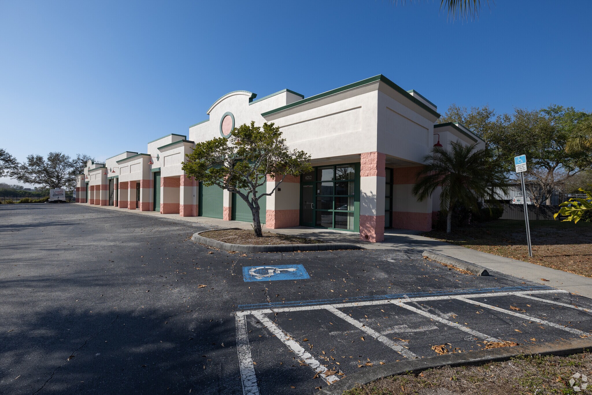 6200-6212 Clark Center Ave, Sarasota, FL à louer Photo du bâtiment- Image 1 de 12