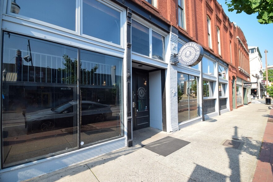 303-307 President Clinton Ave, Little Rock, AR for lease - Building Photo - Image 2 of 12