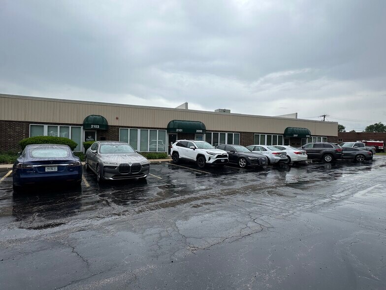 2095-2119 Stonington Ave, Hoffman Estates, IL à louer - Photo du bâtiment - Image 3 de 12