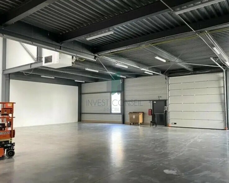 Flex in Villeneuve-la-Garenne for lease - Interior Photo - Image 1 of 6