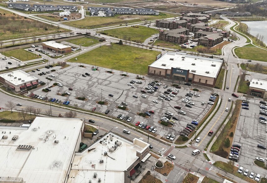 Hwy 370 & 72nd - Shadow Lake Town Center - Pad 13, Papillion, NE à louer - Photo principale - Image 1 de 3