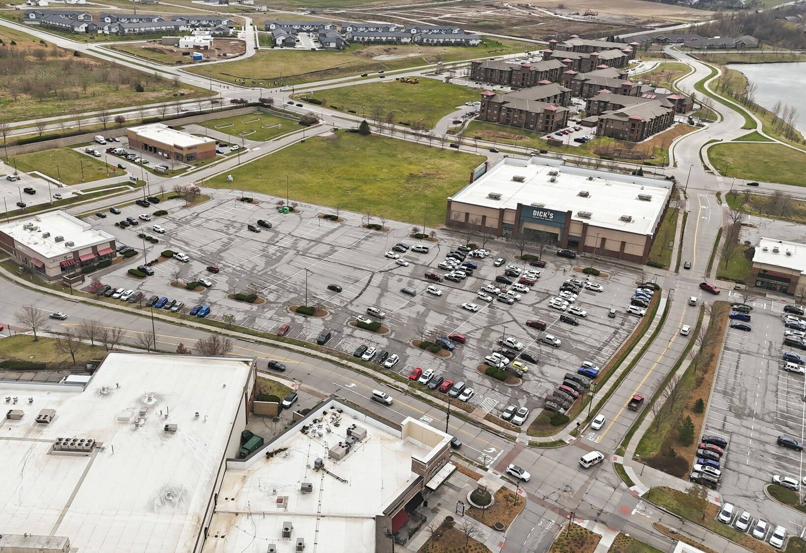 Hwy 370 & 72nd - Shadow Lake Town Center - Pad 13, Papillion, NE for lease Primary Photo- Image 1 of 4