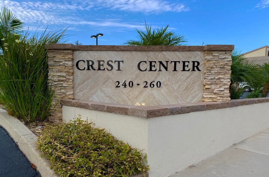 240-260 W Crest St, Escondido, CA à louer - Photo du bâtiment - Image 2 de 7