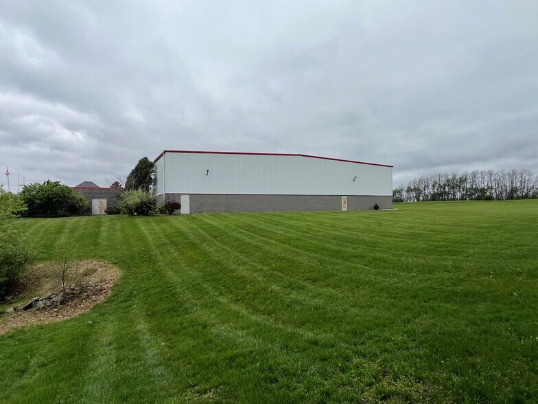 530 Industrial Pky, Jonesville, MI à louer - Photo du bâtiment - Image 3 de 8