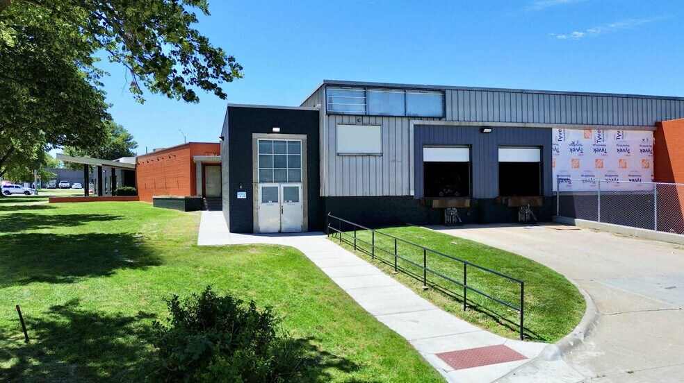 2200 S 24th St, Omaha, NE à louer - Photo du bâtiment - Image 2 de 11