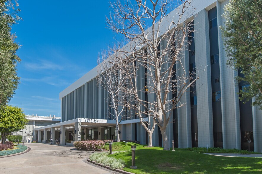 3100 W Lomita Blvd, Torrance, CA à louer - Photo du bâtiment - Image 3 de 6