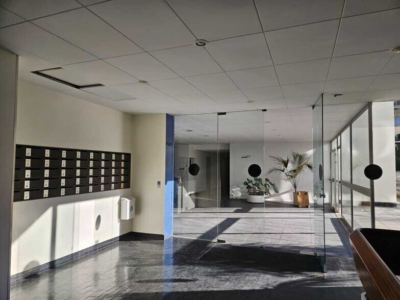 Office in Boulogne-Billancourt for lease - Lobby - Image 3 of 11