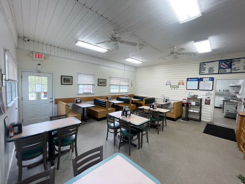 1201 W Main St, Yadkinville, NC à vendre - Photo du bâtiment - Image 3 de 5