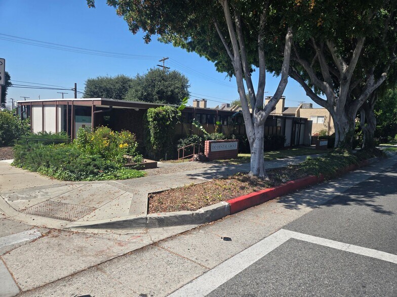 814 W Foothill Blvd, Monrovia, CA à vendre - Photo du bâtiment - Image 2 de 8
