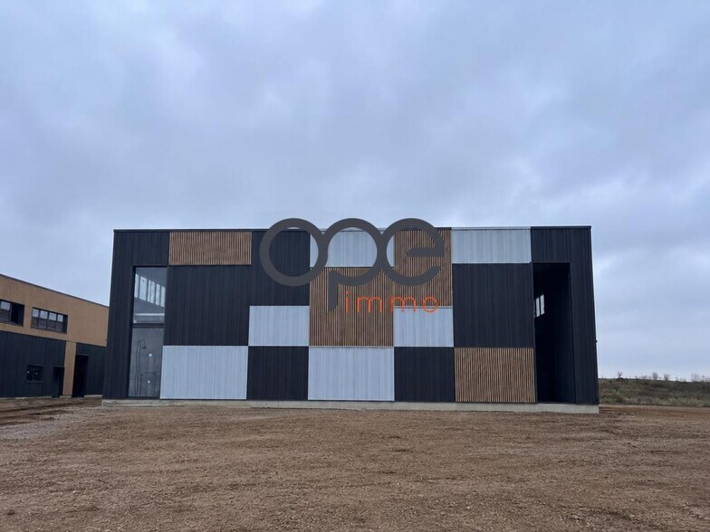 Industrial in Amblainville for lease - Building Photo - Image 1 of 3