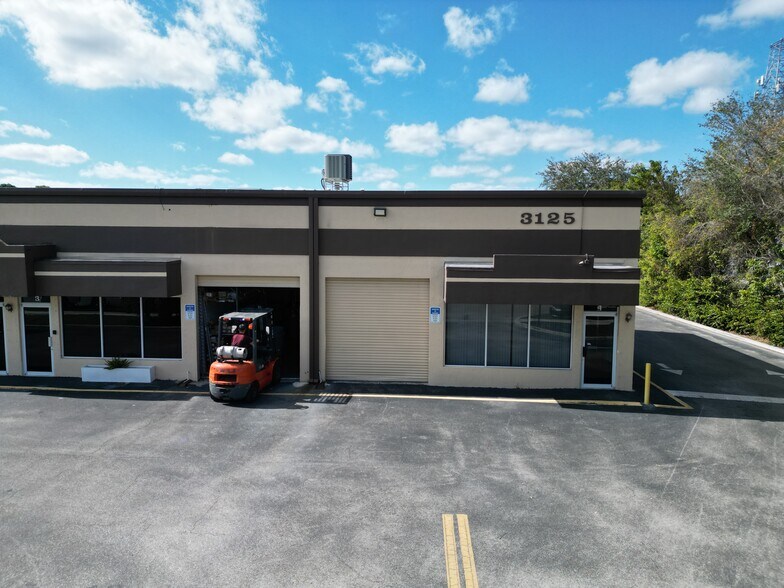 3133 Fortune Way, Wellington, FL à louer - Photo du bâtiment - Image 3 de 7