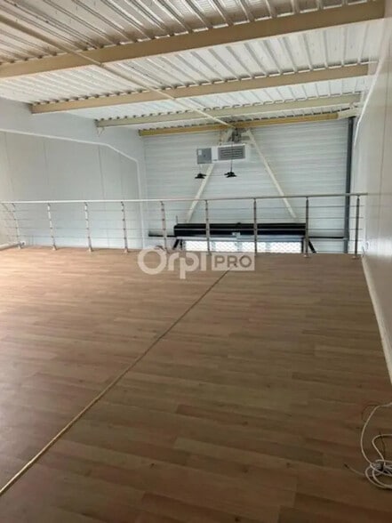 Retail in Bétheny for lease - Interior Photo - Image 1 of 9