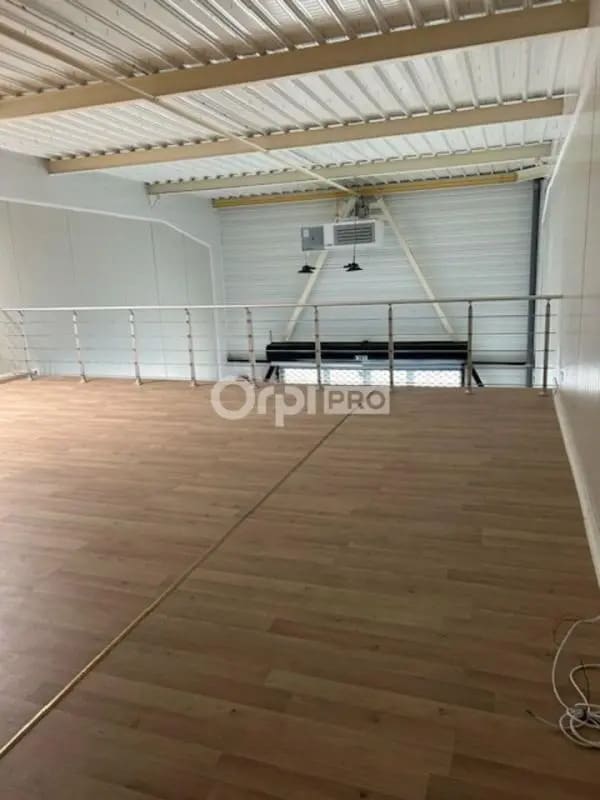 Retail in Bétheny for lease Interior Photo- Image 1 of 10