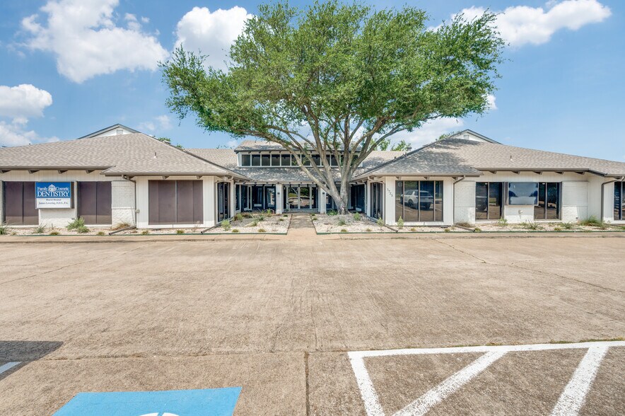 1725 Cimarron Trl, Hurst, TX à louer - Photo du bâtiment - Image 1 de 21