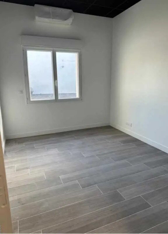 Office in Les Pavillons-sous-Bois for lease Interior Photo- Image 1 of 7