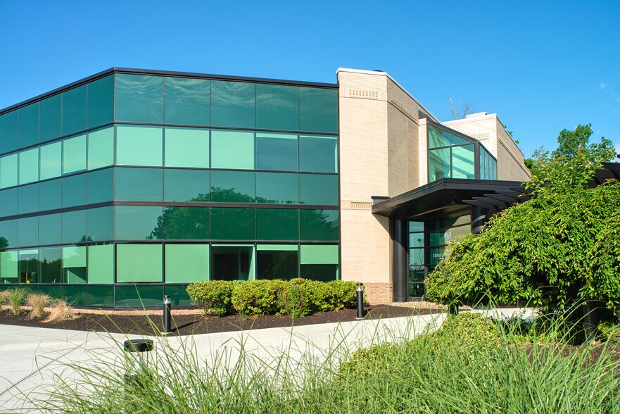 8 British American Blvd, Latham, NY à louer - Photo du bâtiment - Image 3 de 5