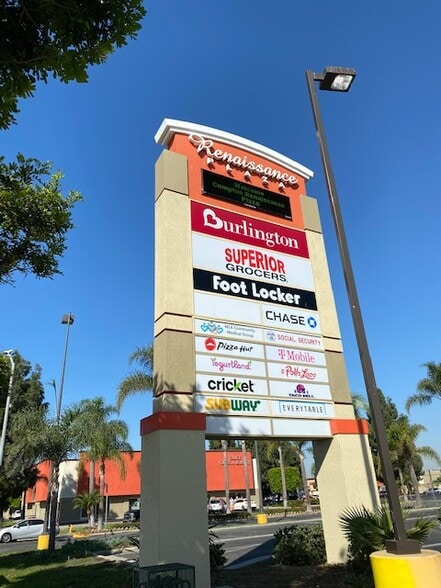 200-223 E Compton Blvd, Compton, CA à louer - Photo du bâtiment - Image 3 de 22