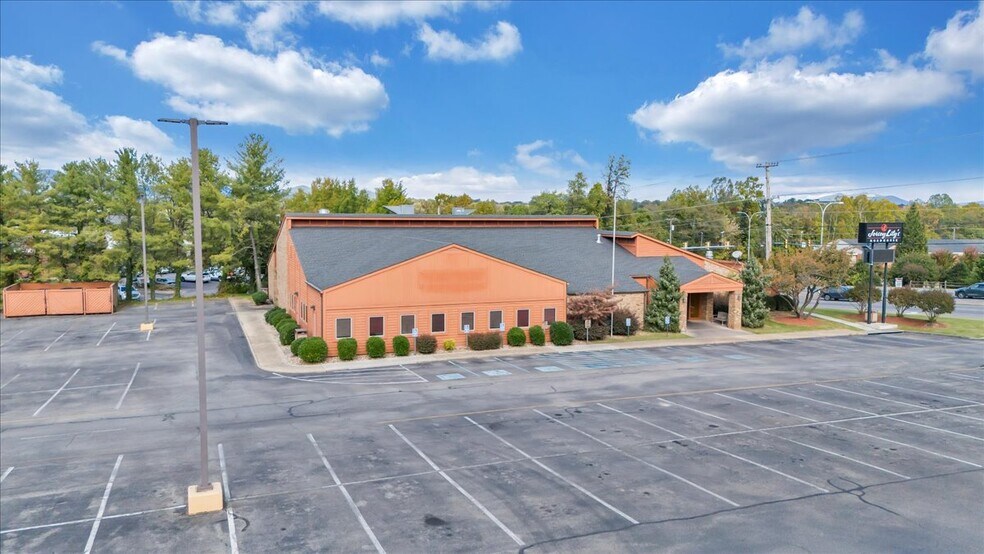 1650 Braeburn Dr, Salem, VA à vendre - Photo du bâtiment - Image 2 de 5