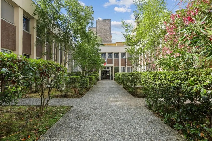 6-8 Rue Eugène Oudiné, Paris for lease - Building Photo - Image 1 of 9