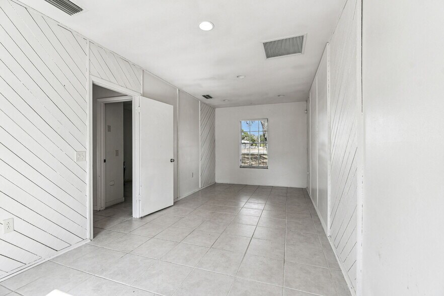 855 E Brandon Blvd, Brandon, FL à vendre - Photo du bâtiment - Image 3 de 63