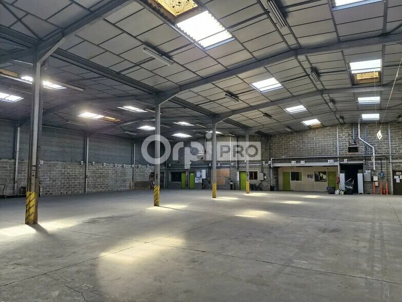 Office in Vaulx-en-Velin for lease - Interior Photo - Image 2 of 9