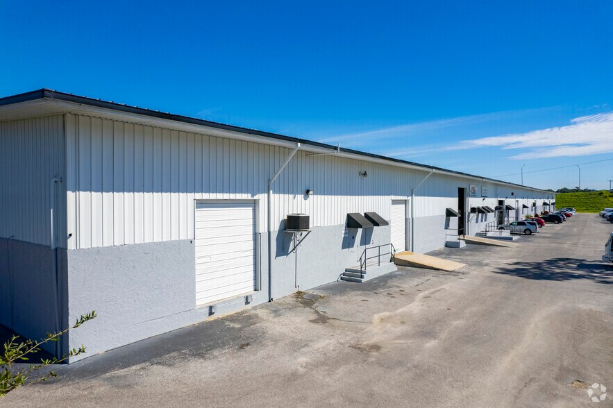 8100 E Broadway Ave, Tampa, FL à louer - Photo du bâtiment - Image 2 de 6