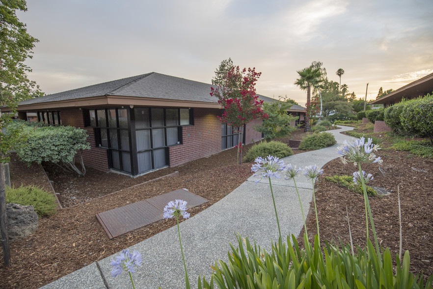 7803 Madison Ave, Citrus Heights, CA à louer - Photo du bâtiment - Image 3 de 16