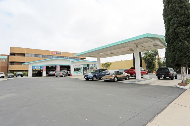Plus de détails pour 19002 Magnolia St, Huntington Beach, CA - Commerce de détail à vendre