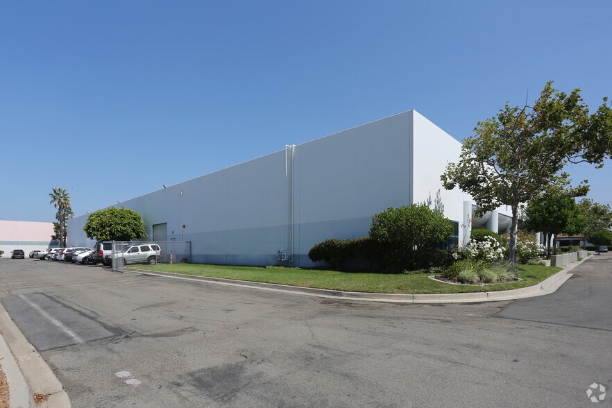 16901 Armstrong Ave, Irvine, CA à louer - Photo du bâtiment - Image 2 de 4