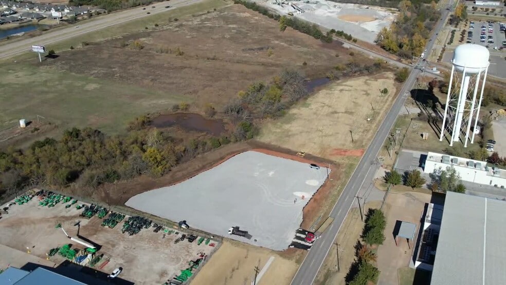 801 N Sara Rd, Yukon, OK à louer - Vidéo sur l’inscription commerciale - Image 2 de 7