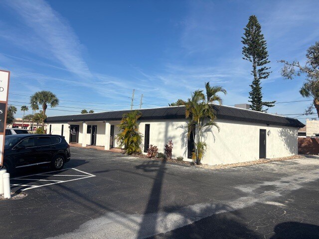 1751 66th St N, Saint Petersburg, FL à louer - Photo du bâtiment - Image 3 de 13
