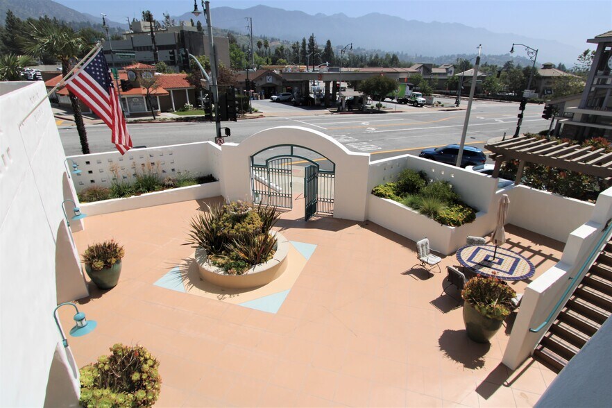 1030 Foothill Blvd, La Cañada Flintridge, CA à louer - Photo du bâtiment - Image 3 de 7
