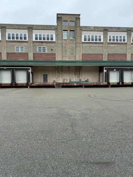 582 Great Rd, North Smithfield, RI à louer - Photo du bâtiment - Image 1 de 6