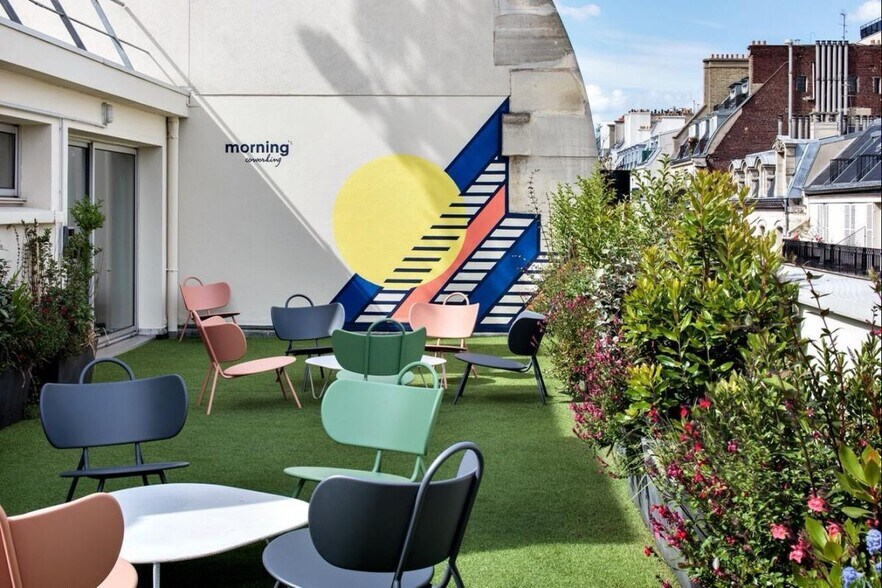 75 Rue D'Amsterdam, Paris à louer - Photo du bâtiment - Image 3 de 13