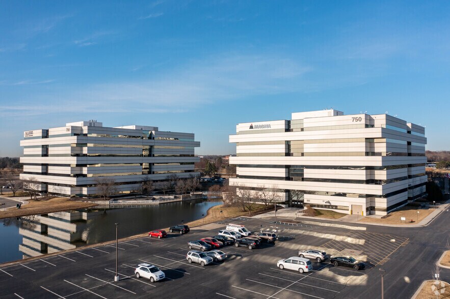 700 Tower Dr, Troy, MI à louer - Photo du bâtiment - Image 3 de 9