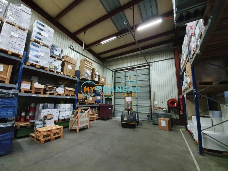 Flex in Les Pavillons-sous-Bois for lease - Interior Photo - Image 2 of 3