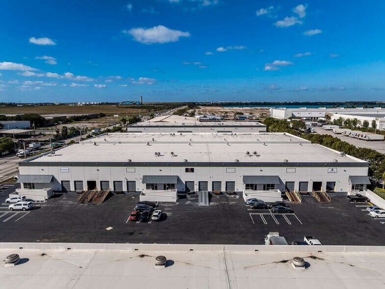 8315-8345 NW 74th St, Medley, FL à louer - Photo du bâtiment - Image 2 de 4