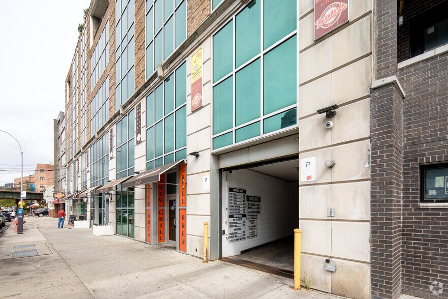 31-19 Newtown Ave, Astoria, NY à louer - Photo du bâtiment - Image 2 de 15