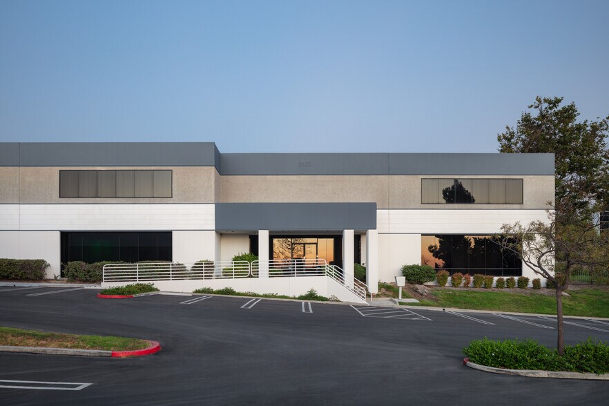 2651 La Mirada Dr, Vista, CA à vendre - Photo du bâtiment - Image 2 de 14