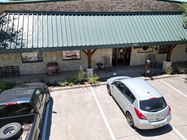 729 N Cowan Ave, Lewisville, TX à vendre - Photo du bâtiment - Image 2 de 23