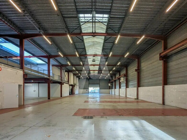Industrial in Coignières for lease - Interior Photo - Image 1 of 11