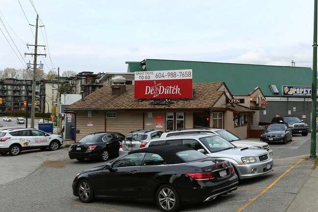 Plus de détails pour 657 3rd St W, North Vancouver, BC - Commerce de détail à vendre