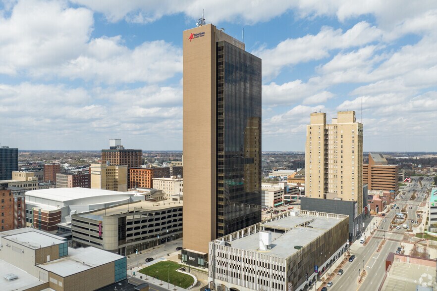 200 N Saint Clair St, Toledo, OH à louer - Photo du bâtiment - Image 2 de 41