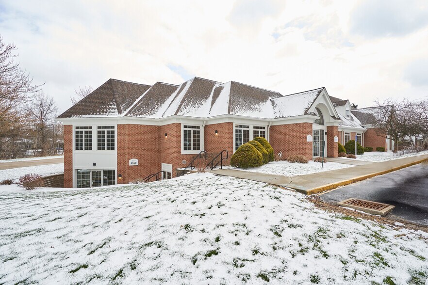 799 White Pond Dr, Akron, OH à louer - Photo du bâtiment - Image 3 de 9