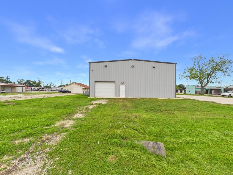 431 S 17th St, West Columbia, TX for lease - Building Photo - Image 3 of 30