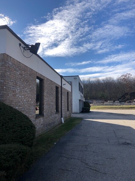 90 Douglas Pike, Smithfield, RI à louer - Photo du bâtiment - Image 2 de 4