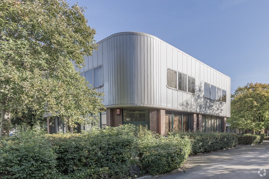 Dorcan Business Centre portfolio of 3 properties for sale on LoopNet.ca - Building Photo - Image 3 of 5