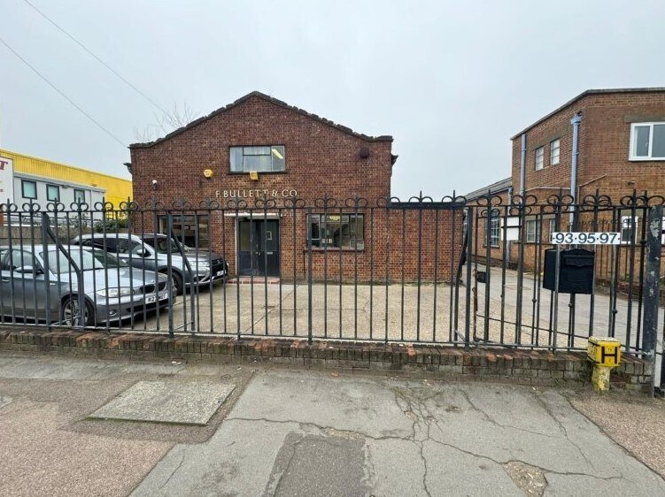 93-97 Island Farm Rd, West Molesey à vendre - Photo du bâtiment - Image 2 de 4