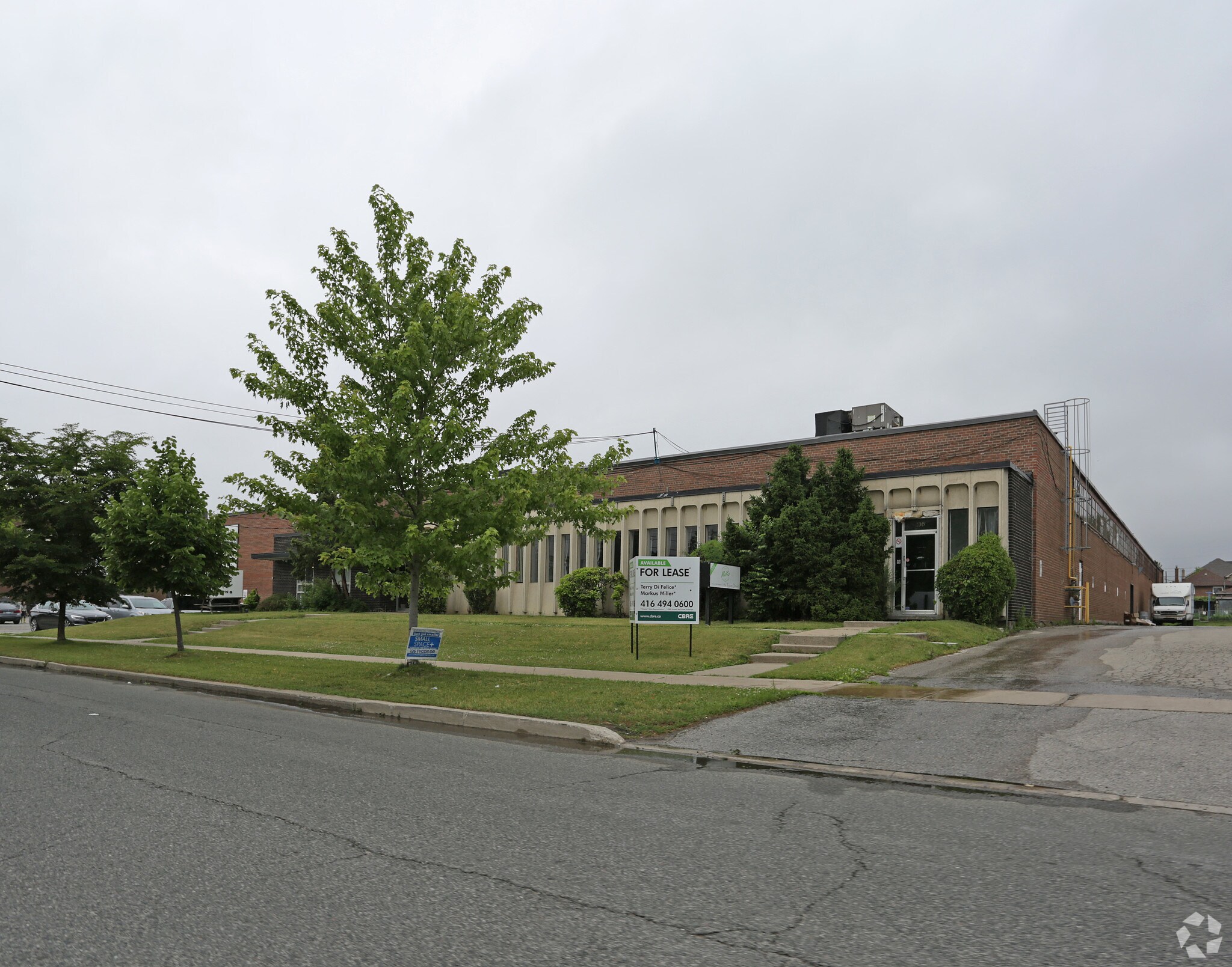 136-140 Tycos Dr, Toronto, ON à vendre Photo principale- Image 1 de 1
